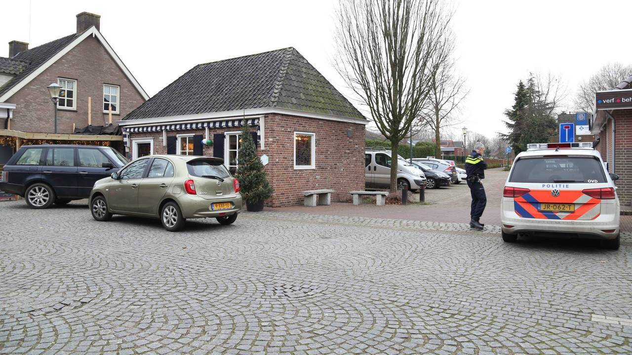 De winkelier ging achter de overvaller aan. (Foto: Marco van den Broek)