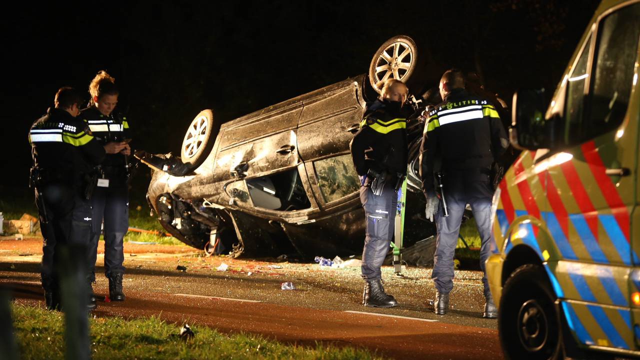 De auto kwam op zijn kop terecht. (Foto: Bart Meesters/Meesters Multi Media)