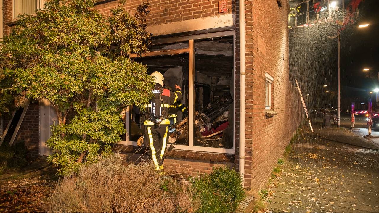 De schade aan de woning is groot (foto: JV Media / Jules Vorselaars)