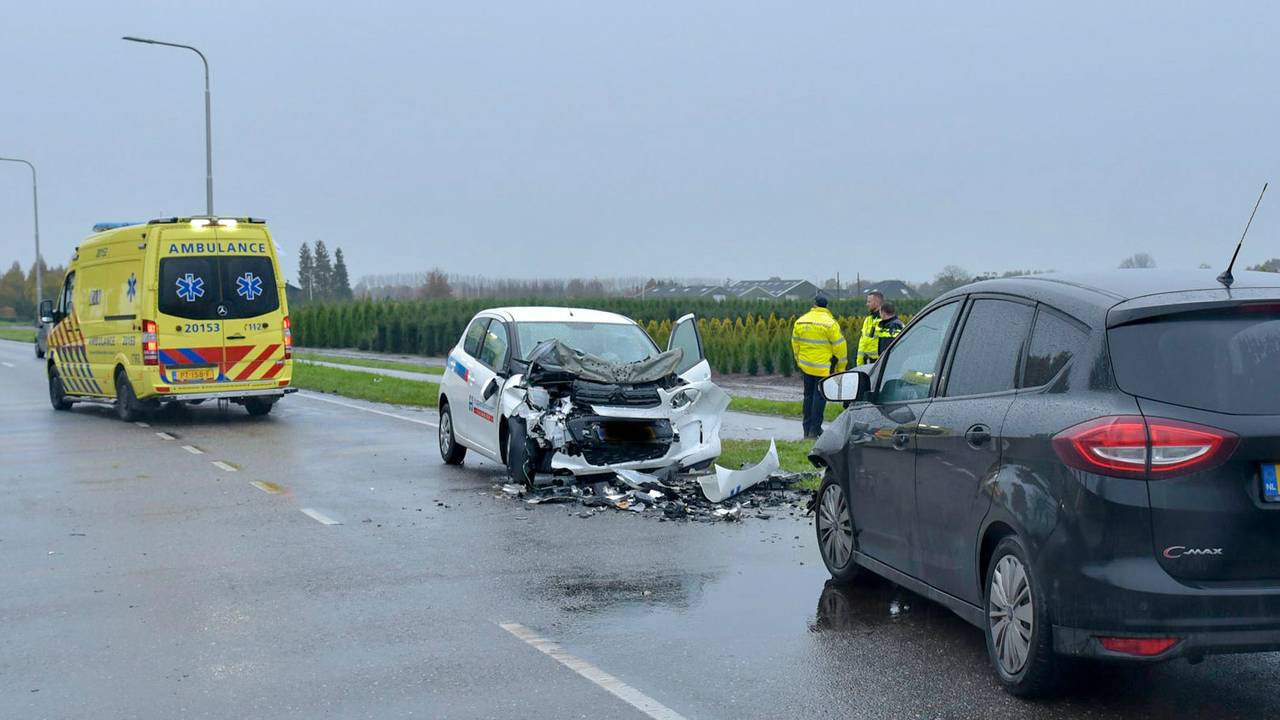Veel schade bij ongeval in Udenhout. (Foto: Jules Vorselaars/JV Media)