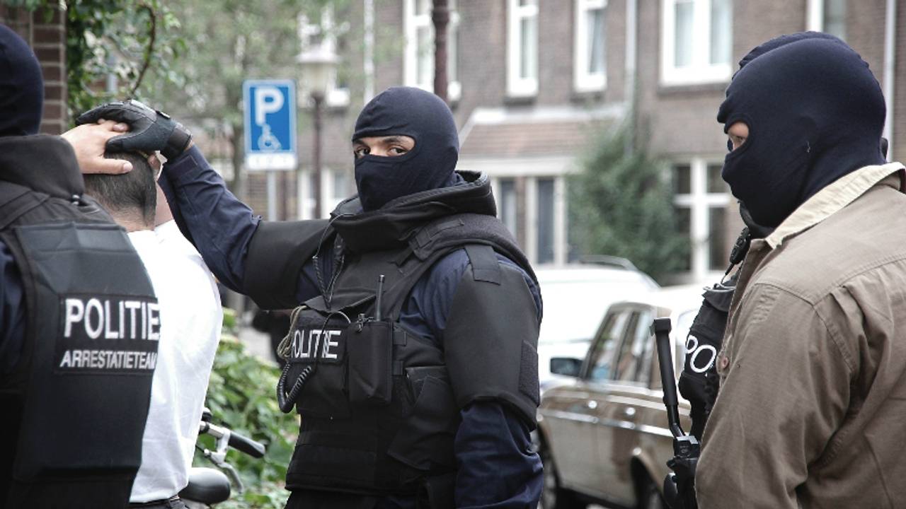 Een arrestatieteam van de politie heeft een van de daders ingerekend (foto: politie).