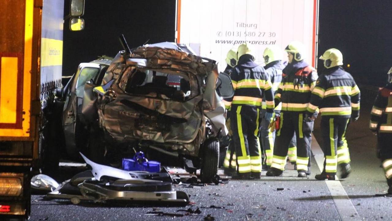 Twee auto's werden geplet door twee vrachtwagens (Foto: Marco van den Broek)