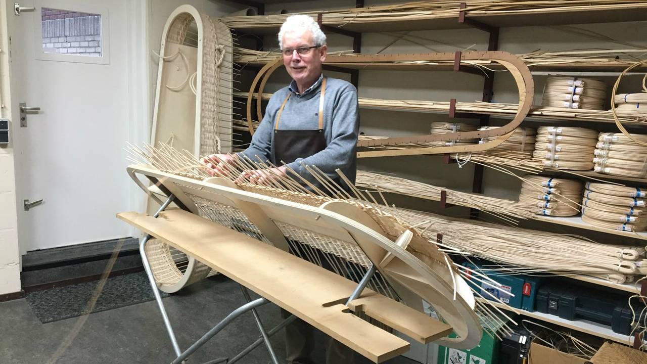 Ad van den Broek maakt al 22 jaar rieten doodsmanden.