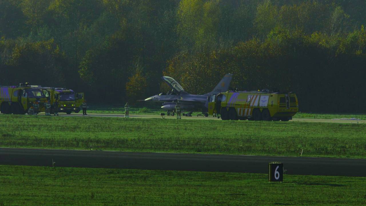 Een straaljager landde woensdagmiddag met een klapband op de taxibaan van Vliegbasis Eindhoven.
