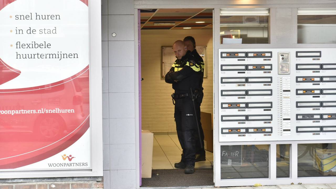 Agenten in de trappenhal van het flatcomplex waar een collega werd gestoken (foto: Dave Hendriks/SQ Vision Mediaproduktie).