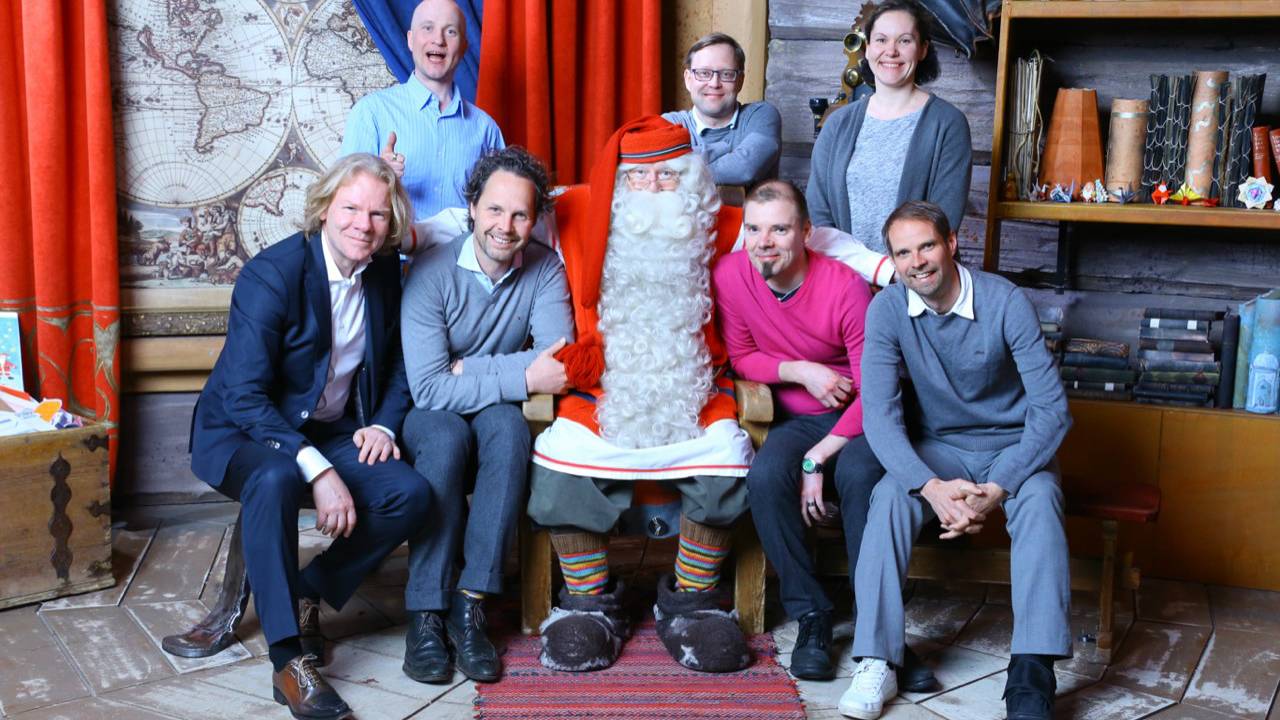 Xander Lub (onderste rij, tweede van links) in Lapland. Beeld: Santa's Office