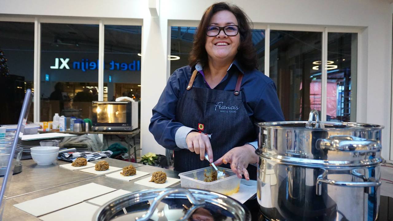 Francis bakt er nog steeds op los.