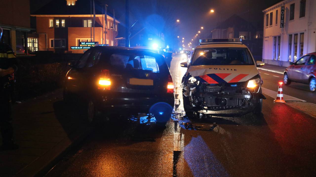 Auto en politiewagen botsen (foto: SK-Media).