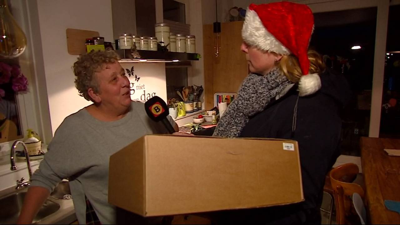 Marnita die haar pakket ontvangt.