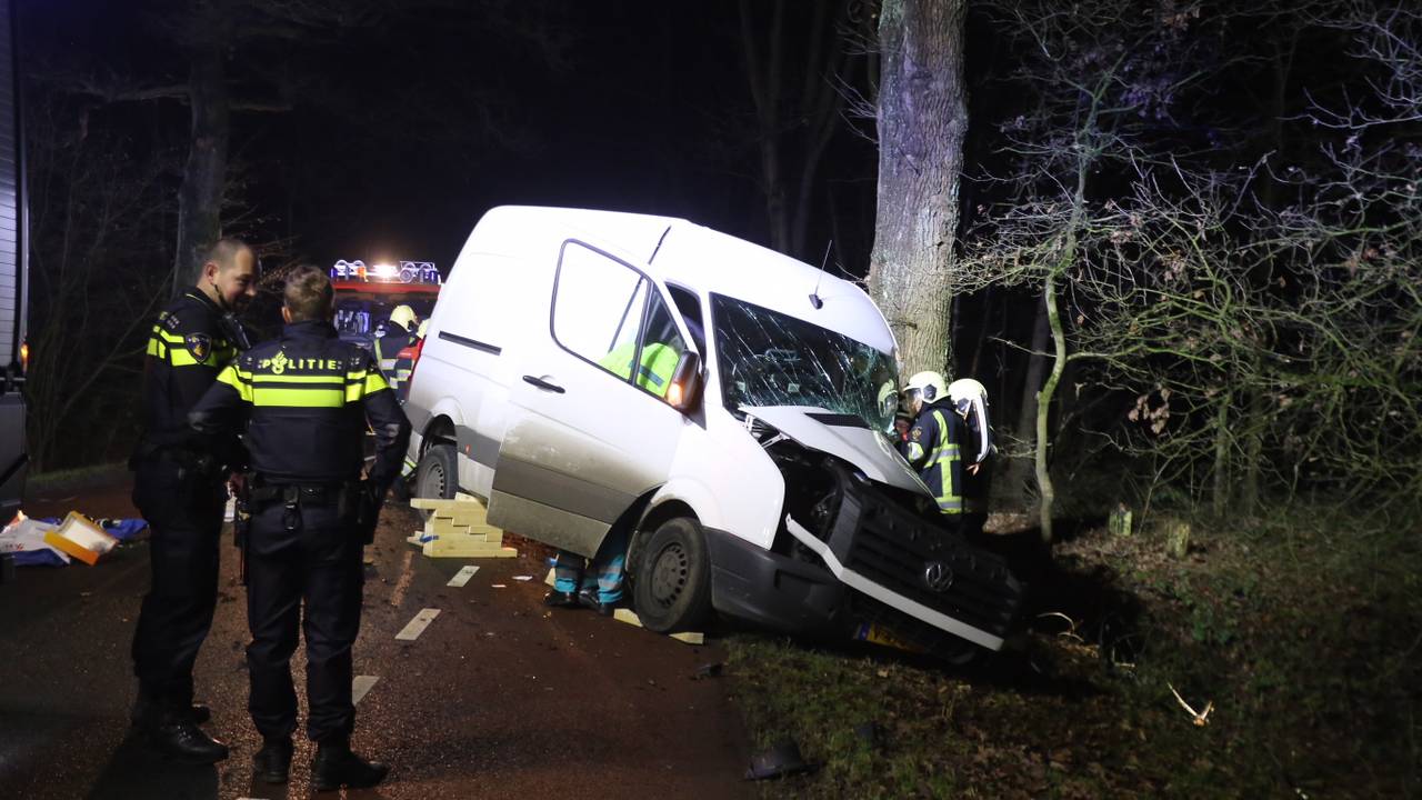 Het ongeluk gebeurde bij de Leemkuilen. (Foto:Bart Meesters / Meesters Multi Media)