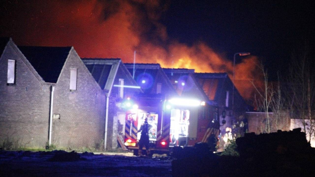 De brand brak na twaalf uur 's nachts uit. (Foto:Hendriks Multi Media)