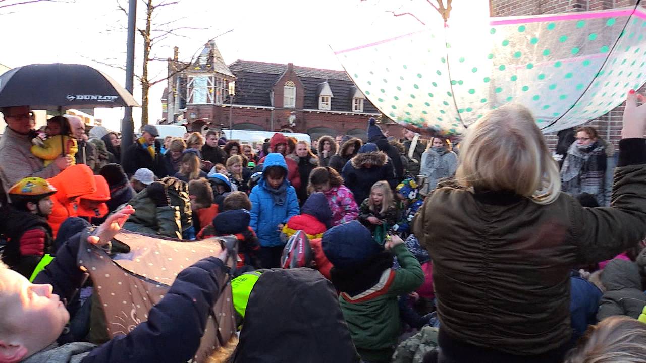 Tientallen kinderen proberen zoveel mogelijk snoep te vangen