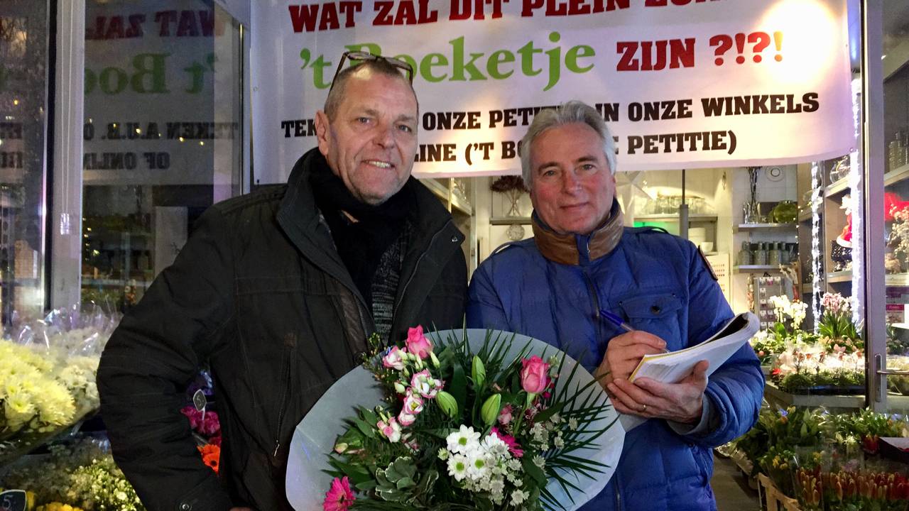 Eigenaar Johan Kools en Hans Smolders die de petitie tekent