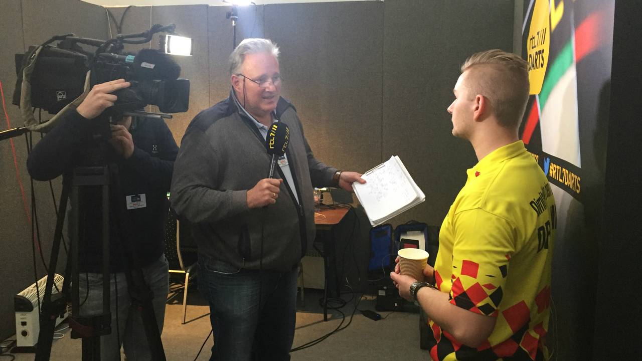 Arjan van der Giessen met de Belgische darter Dimitri van den Bergh (foto: Joost van Erp).