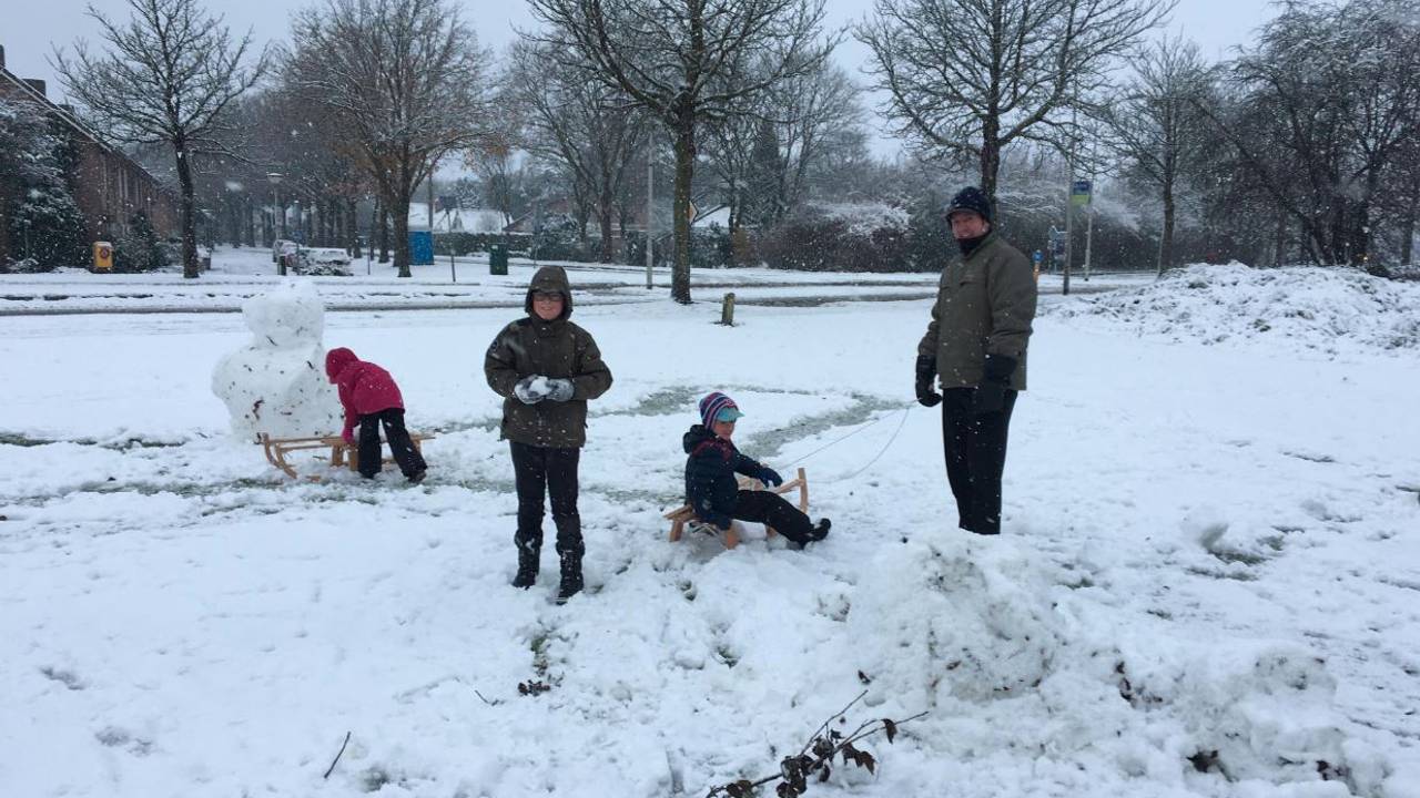 Opnieuw valt er vandaag een grote pak sneeuw. Kinderen kunnen hun geluk niet op.  (Foto:Martien van Dam/SQ Vision Productions)