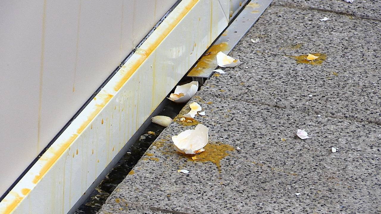 Het appartement van Edith nadat het eerder met eieren werd bekogeld