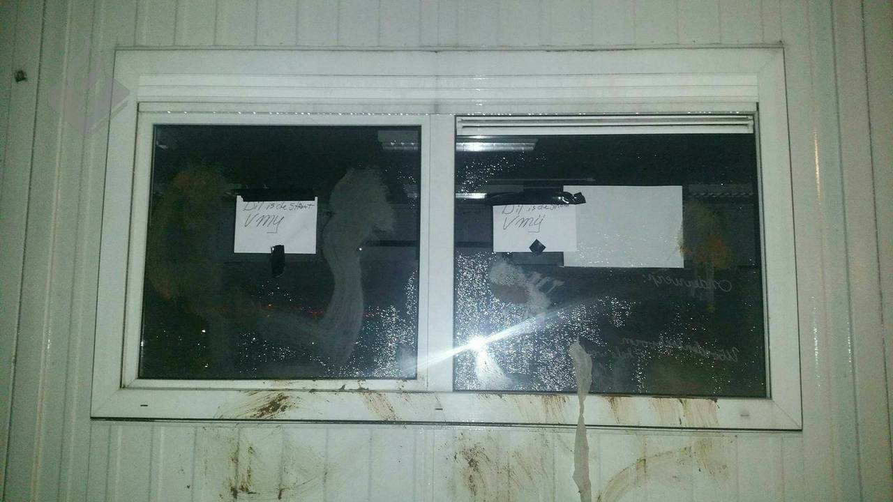 Een boos baasje smeerde de uitwerpselen van zijn hond op de schoolramen. (Foto: politie Eindhoven/Facebook)