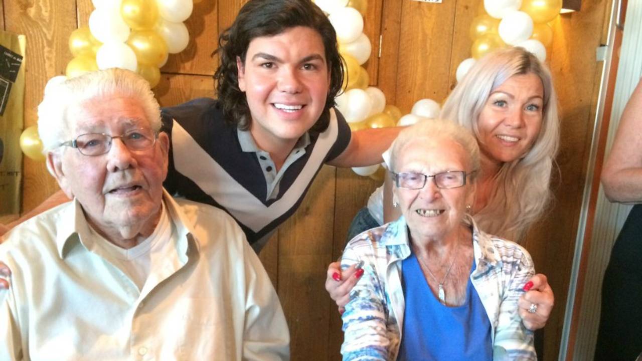 Roy Donders en zus Rian met zijn oma en opa. (Foto: Daisy Schalkens)