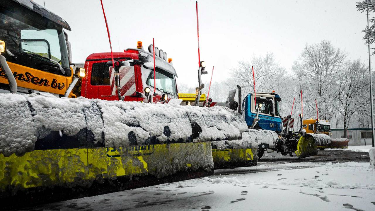 Sneeuwschuivers van Rijkswaterstaat in Geldrop. (Foto: Rob Engelaar)