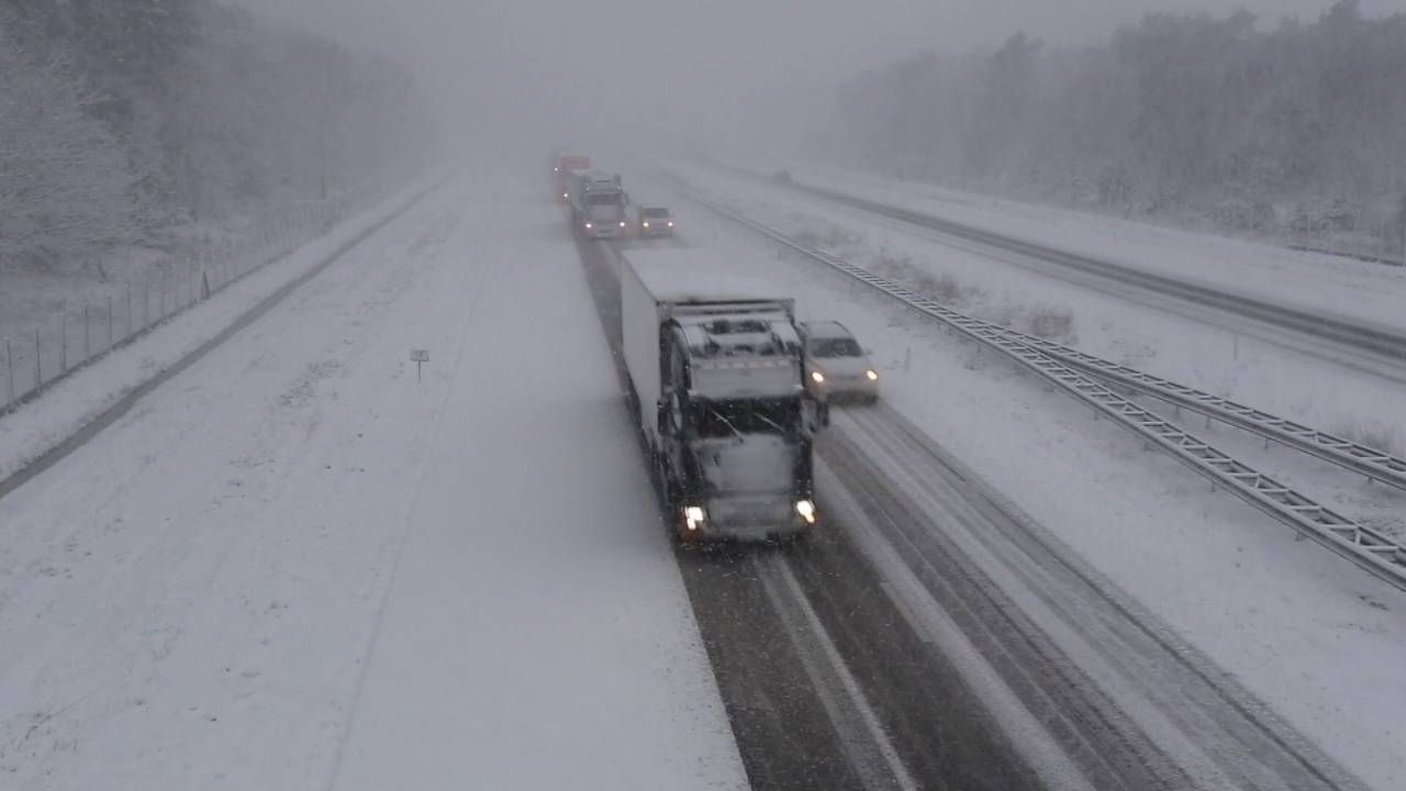 Ook op de A67 bij Bladel is de vaart eruit. (Beeld SQ Vision)