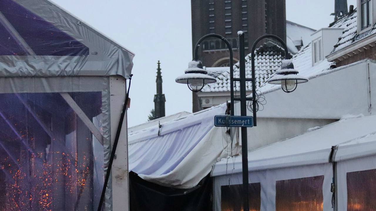 De tent bij de schaatsbaan in Veghel is voor een gedeelte ingestort. (Foto: Danny van Schijndel)