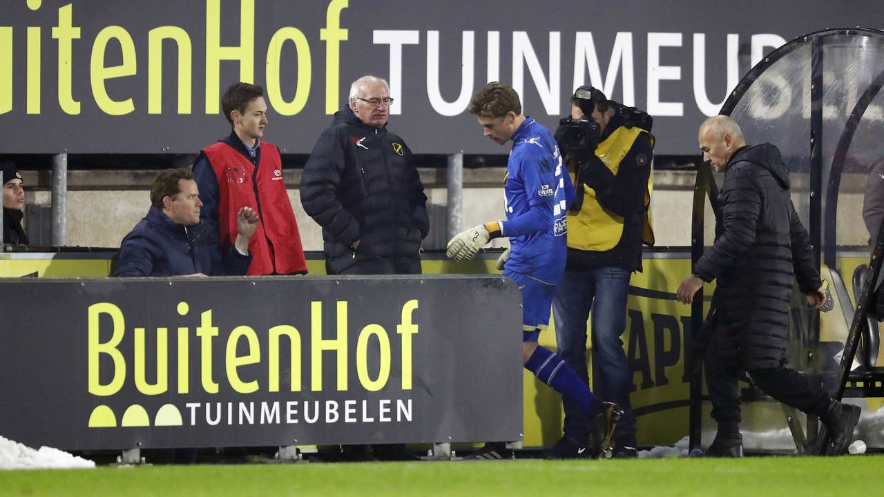 Nigel Bertrams druipt af na zijn rode kaart. (Foto: VI Images).