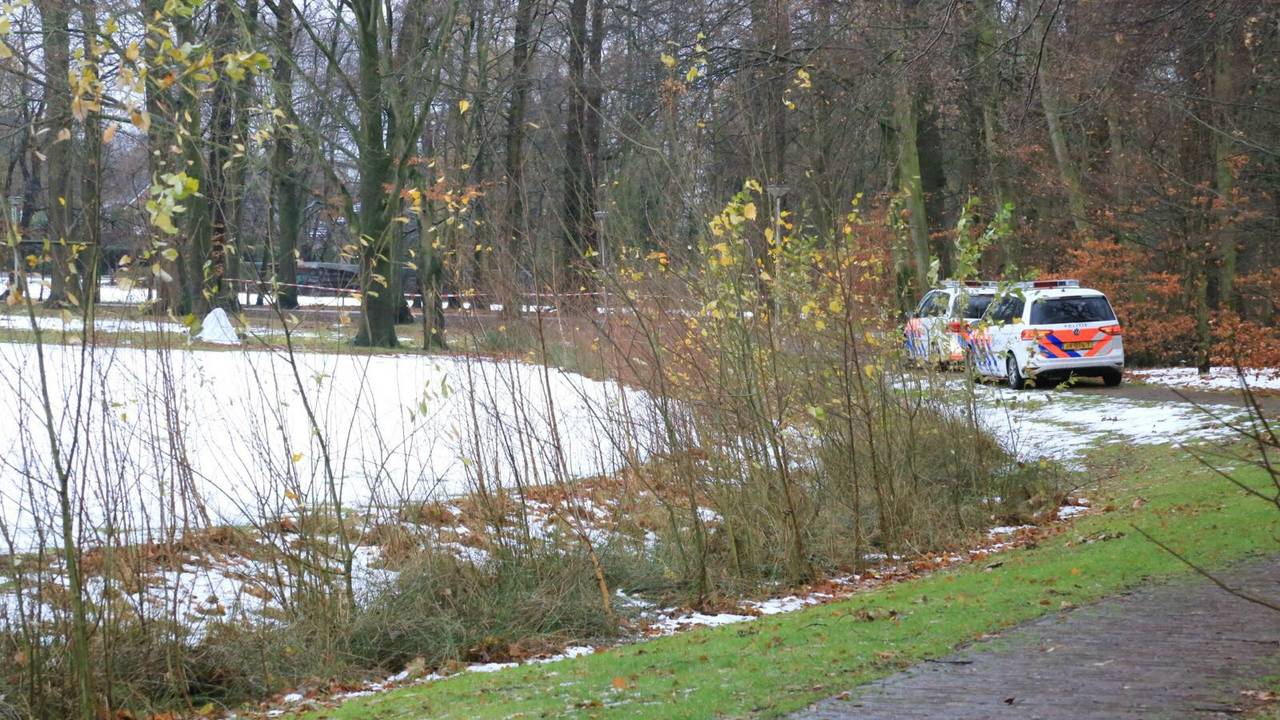 De politie doet onderzoek in het park. (Foto: Harrie Grijseels/SQ Vision)