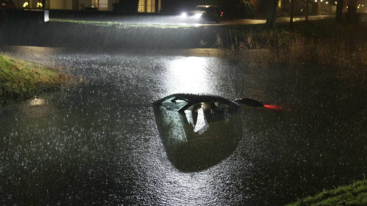 De auto ging bijna helemaal kopje onder. (Foto: SQ Vision Mediaprodukties)