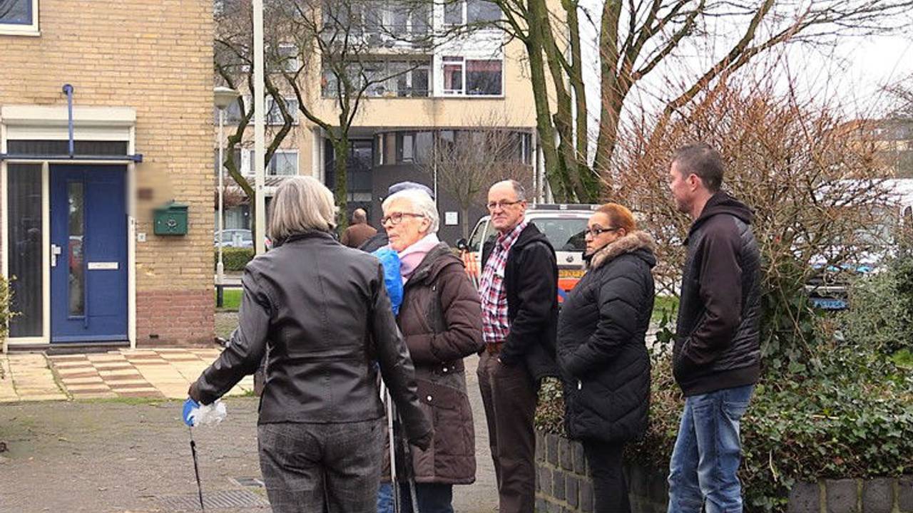 Bewoners bij een van de beschoten huizen (Foto: Raymond Merkx).