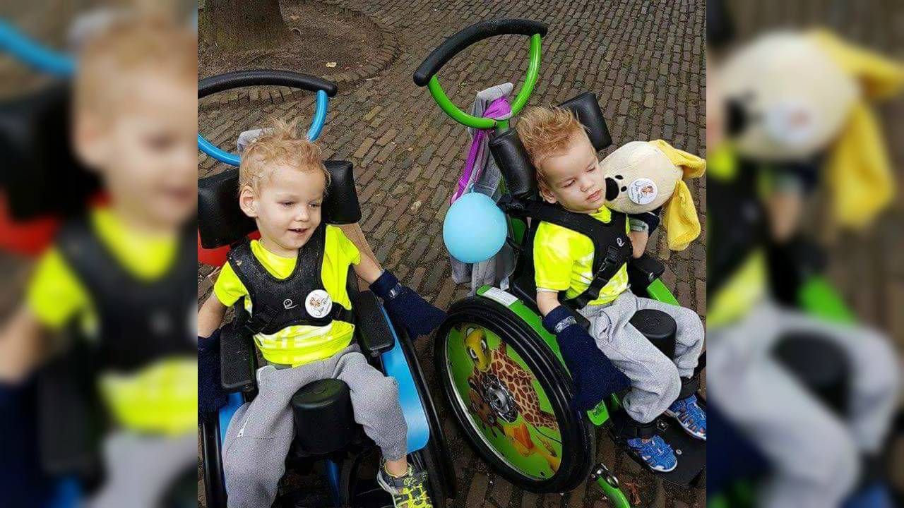 Lorenzo en Giovany in hun rolstoelen. (Foto: Dennis Hatz)