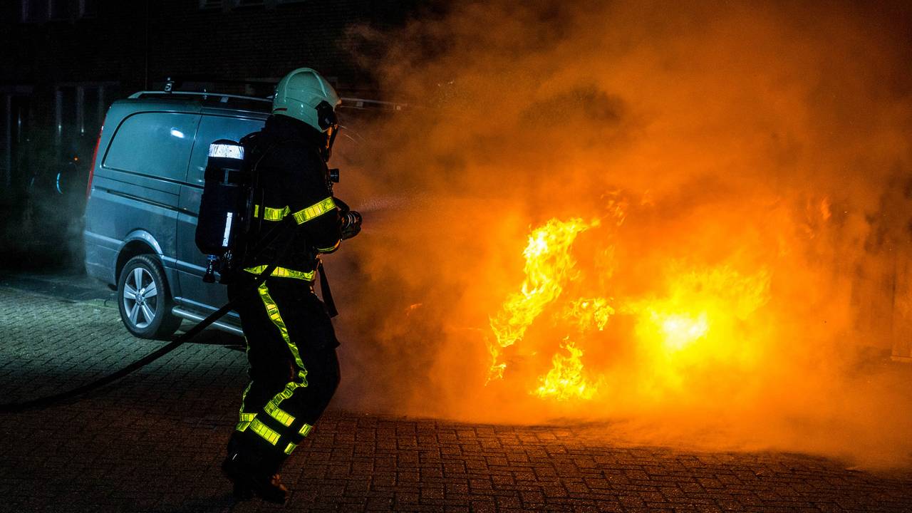 Het bestelbusje stond in lichterlaaie. (Foto: Mathijs Bertens / Stuve Fotografie)