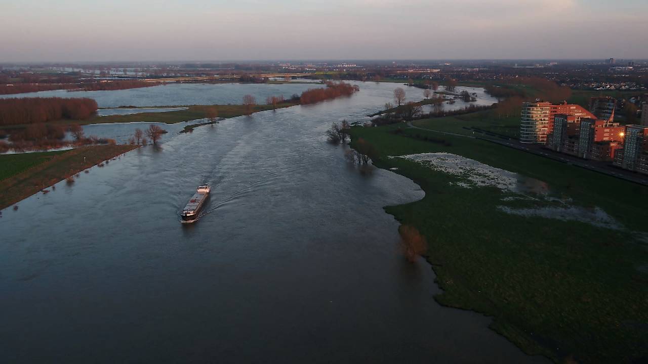 Hoogwater bij de Maaspoort in Den Bosch.