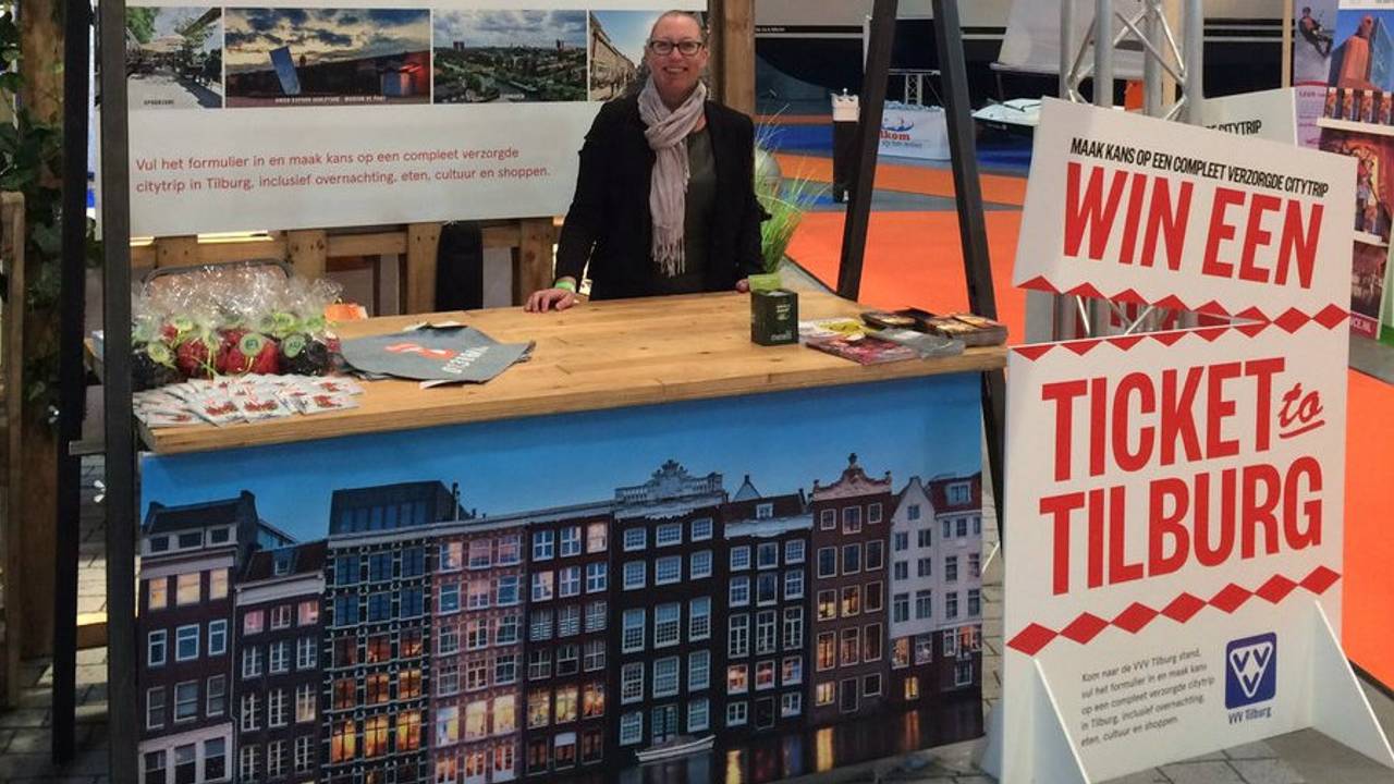 Het kraampje van de VVV Tilburg met de gewraakte foto van grachtenpanden