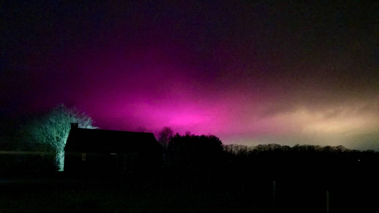 De hemel kleurde woensdagavond paars boven Etten-Leur.