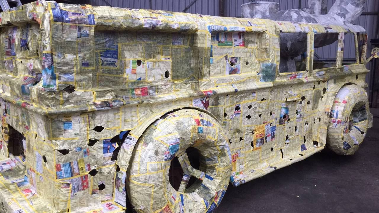 De bouw van de Carnavalswagen van Bende Betoeterd is al in volle gang. (Foto: Ilse van Beek)