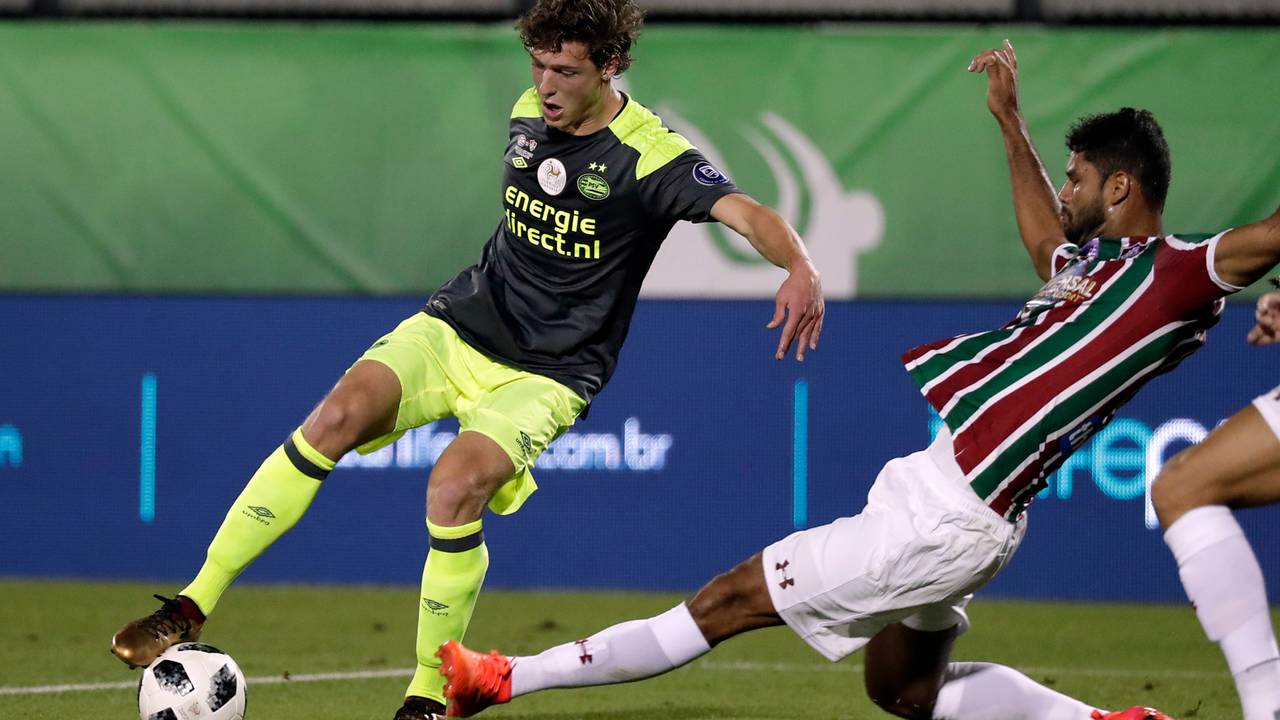 Sam Lammers in actie tijdens een oefenduel van PSV tegen Fluminense. (Foto: VI Images)