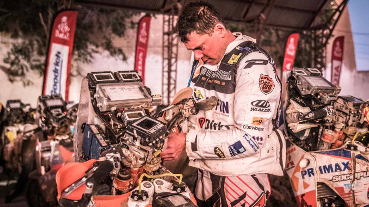 Luc van de Huijgevoort heeft maandag wat meer tijd om aan zijn motor te sleutelen.