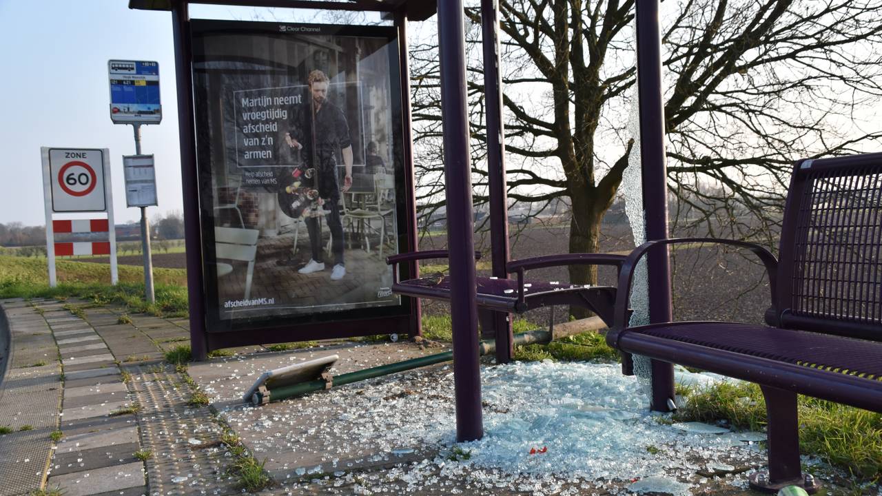 Op de Maasdijk tussen Andel en Giessen zijn opnieuw twee bushokjes totaal vernield. Foto: GinoPress