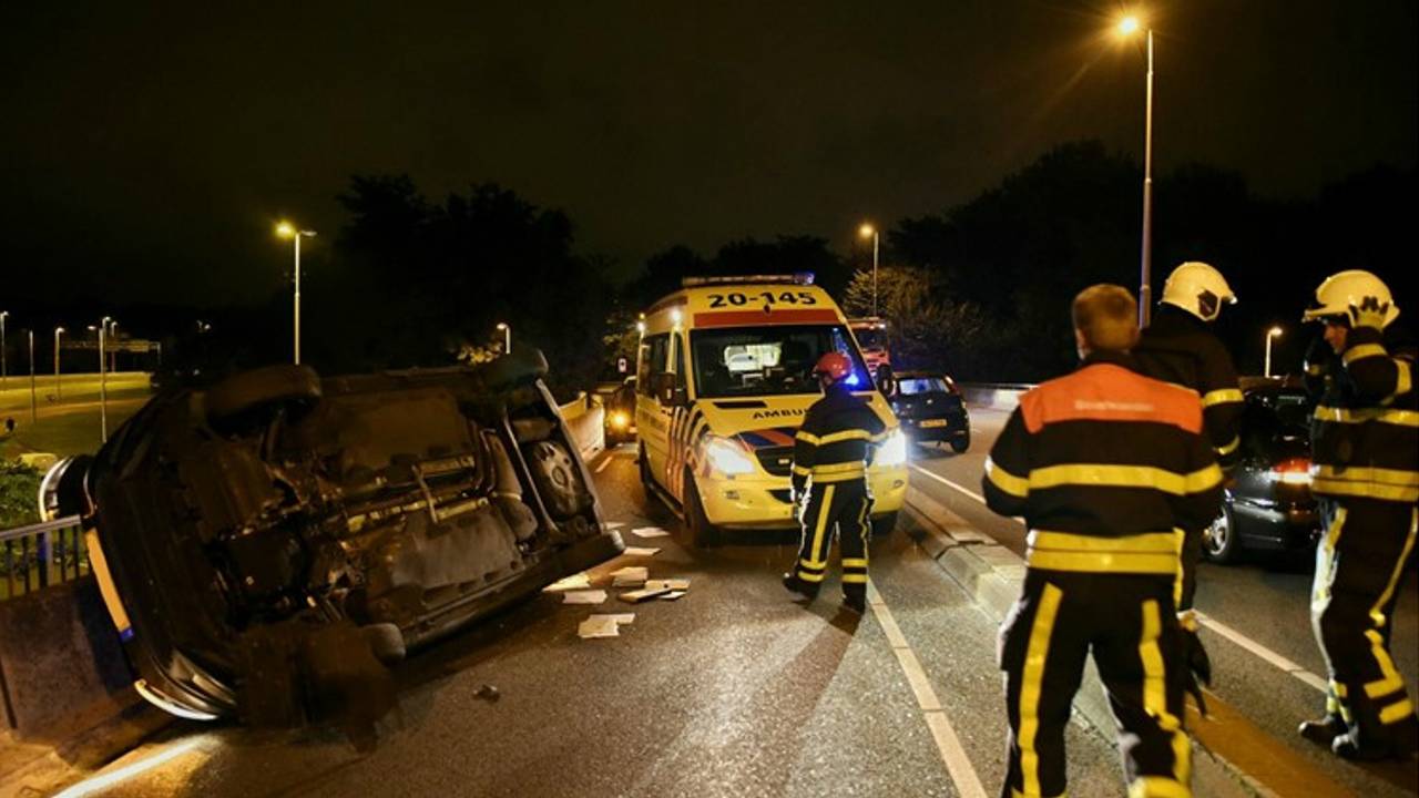 Ongeluk op de Blaakweg in Tilburg. De gevaarlijkste verkeersplek van Brabant. (Foto: Jules Vorstelaar).