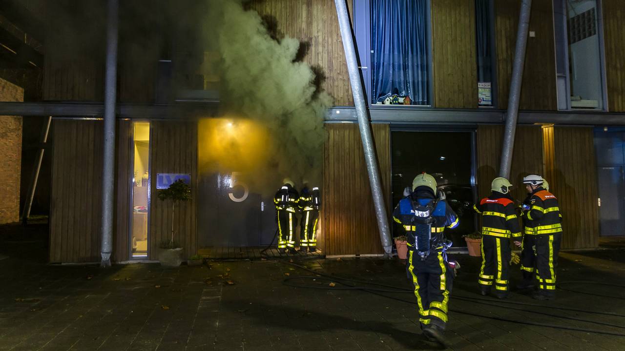De schoonheidssalon stond vol met rook. (Foto: Marcel van Dorst/SQ Vision)