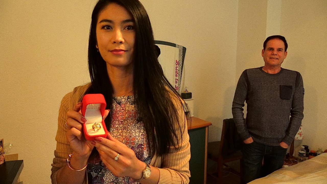 Aon met haar trouwring (Foto: Tonnie Vossen).