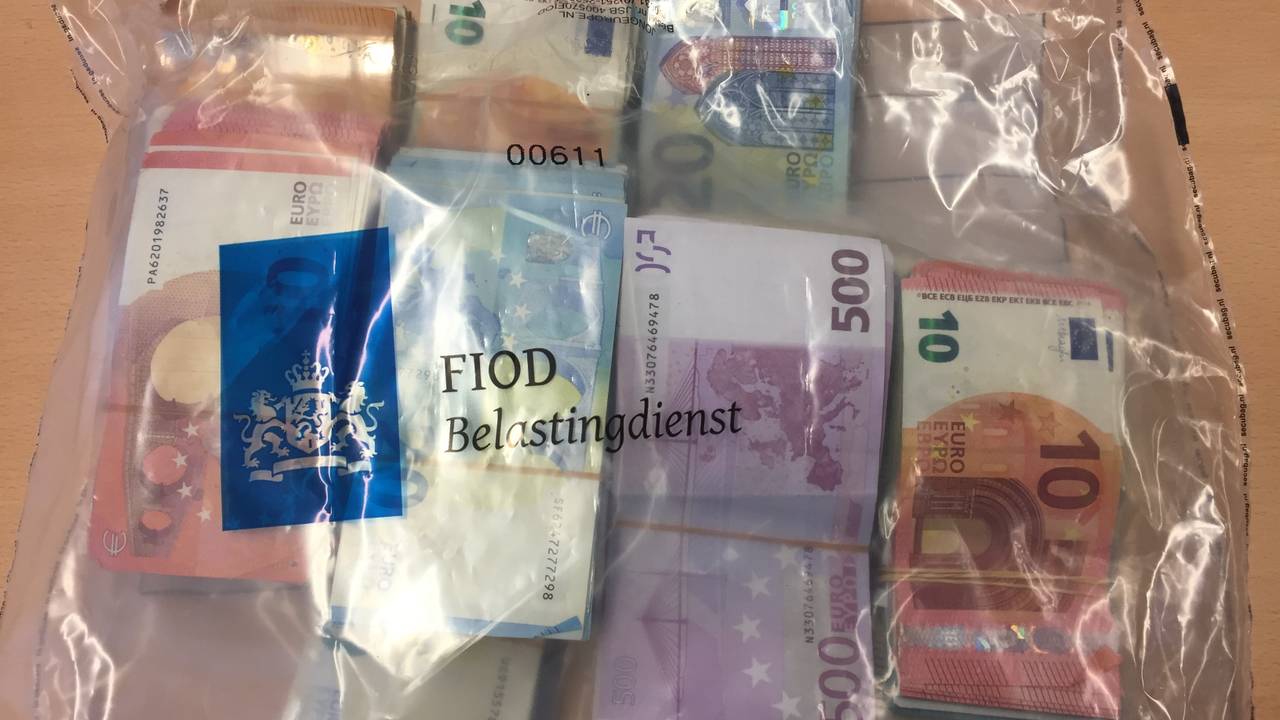 82.000 euro werd in beslag genomen. (Foto: de FIOD)