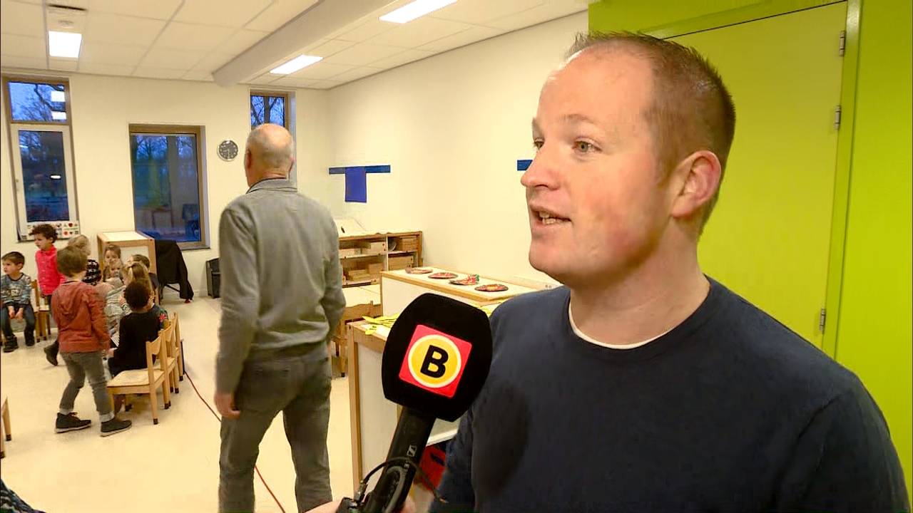 Papa Jeroen is woensdag een van de voorleesvaders op basisschool De Wilderen in Waalre. (Beeld: Omroep Brabant)