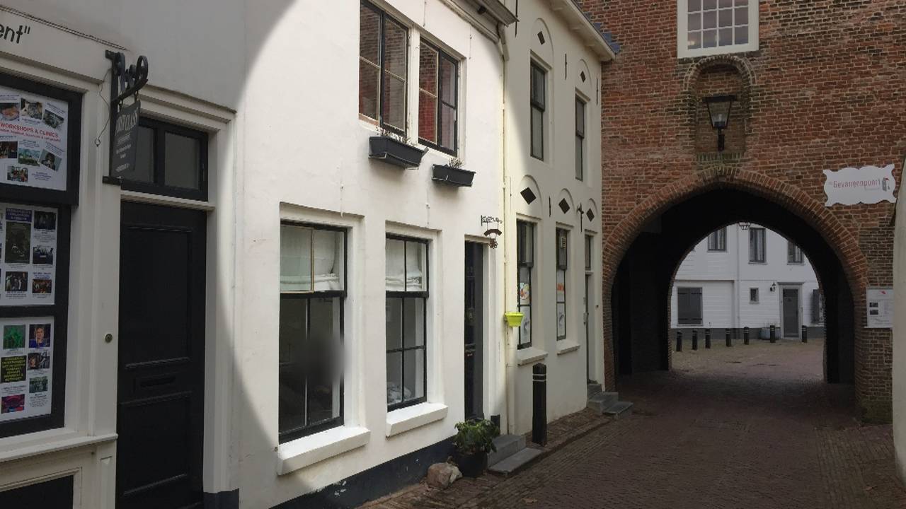 In dit kleine huisje wil Van Delzen een rouwkamer openen.
