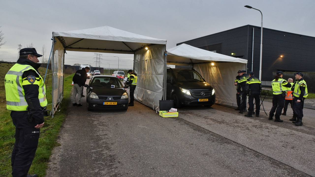 De politie controleerde urenlang bestuurders op de Koningsoordlaan in Berkel-Enschot. (Foto: Toby de Kort)