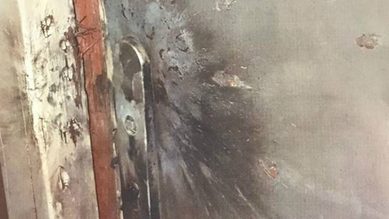 Zware vuurwerkbom blaast voordeur in Den Bosch op. (Foto: politie)