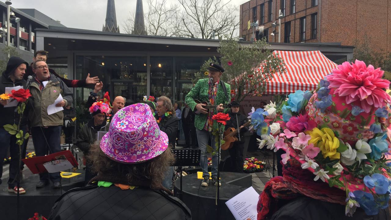 De serenade op het Pieter Vreedeplein voor bloemenwinkel 't Boeketje (Foto: Imke van de Laar)