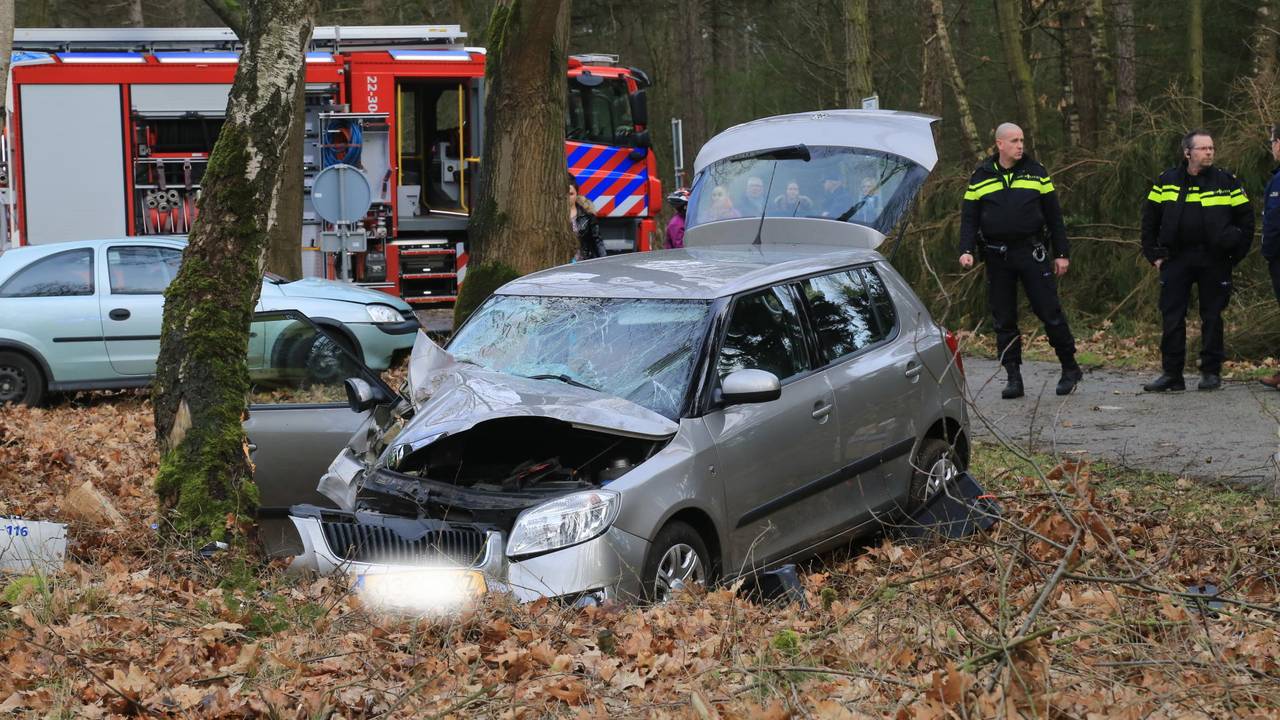 Drie personen raakten gewond bij een ongeval op de Somerenseweg in Heeze. (Foto: Harrie Grijseels)