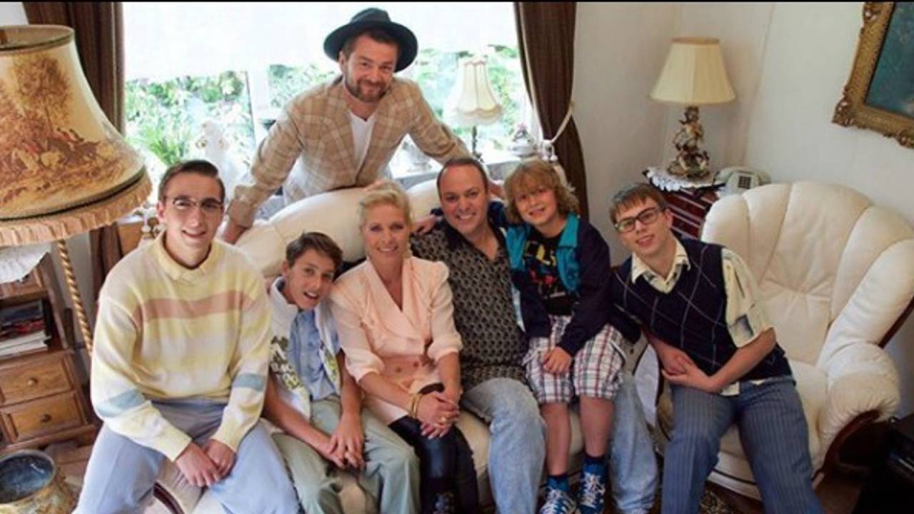 Frans Bauer en zijn gezin gaan terug naar 1986. (Foto: Frans Bauer/Instagram)