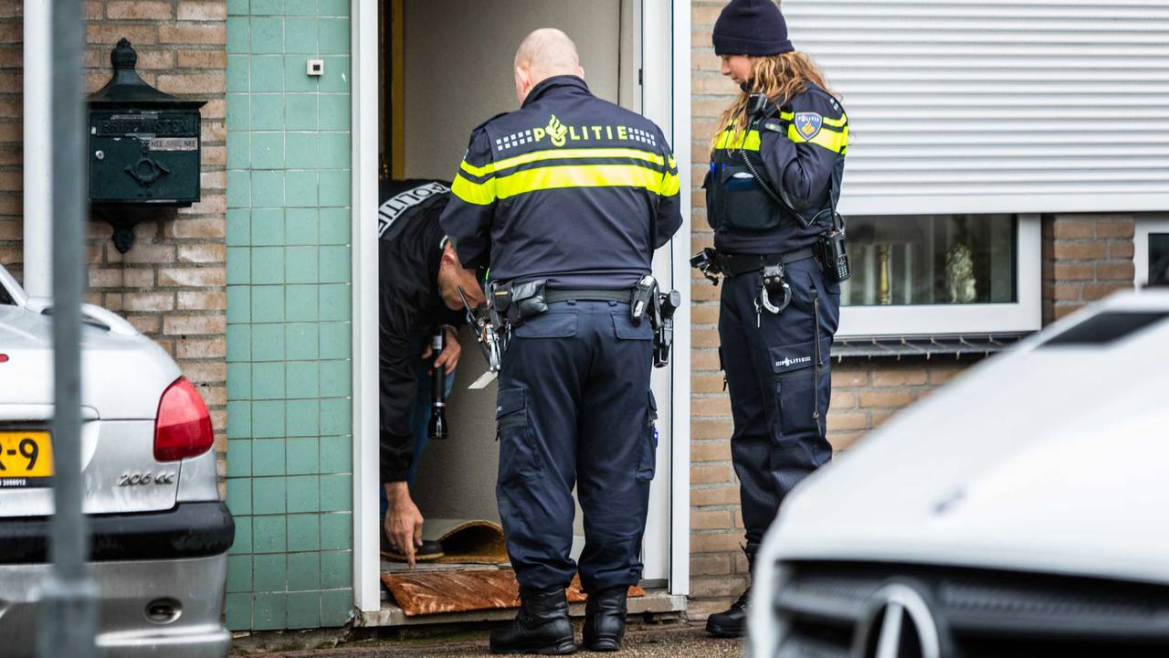 Politie bij een van de invallen in Geldrop. (Foto: Rob Engelaar)